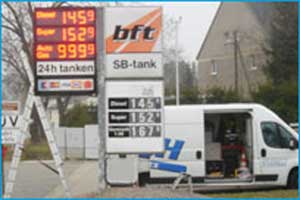 Montage der Preisanzeige PWM an der
BFT-Tankstelle in Gebersbach